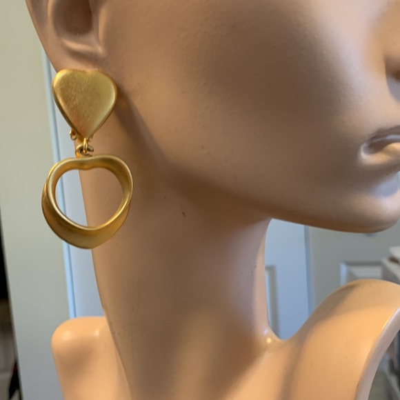 80’s HEART MATTE GOLD Doorknocker Earrings Vintage - Picture 1 of 8